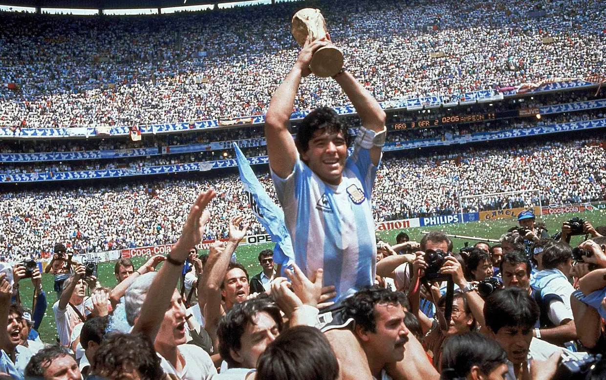 Diego Maradona exibe a taça do Campeonato do Mundo de 1986, depois da Argentina ter vencido a Alemanha.