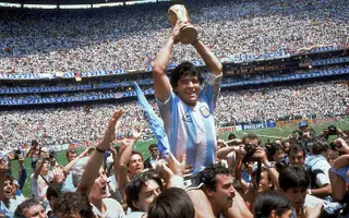 Diego Maradona exibe a taça do Campeonato do Mundo de 1986, depois da Argentina ter vencido a Alemanha.