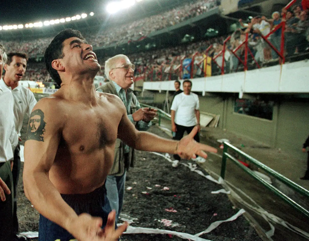 Em 1997, o Boca Juniors vence o principal rival, River Plate, num clássico eterno. Maradona celebra a vitória perante milhares de adeptos.