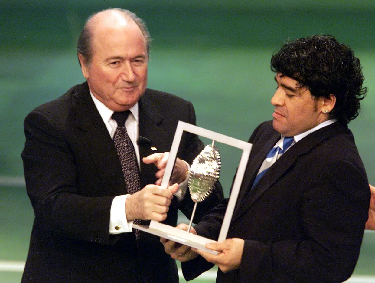 Também a FIFA lhe atribuiu o título de Jogador do Século em 2000.