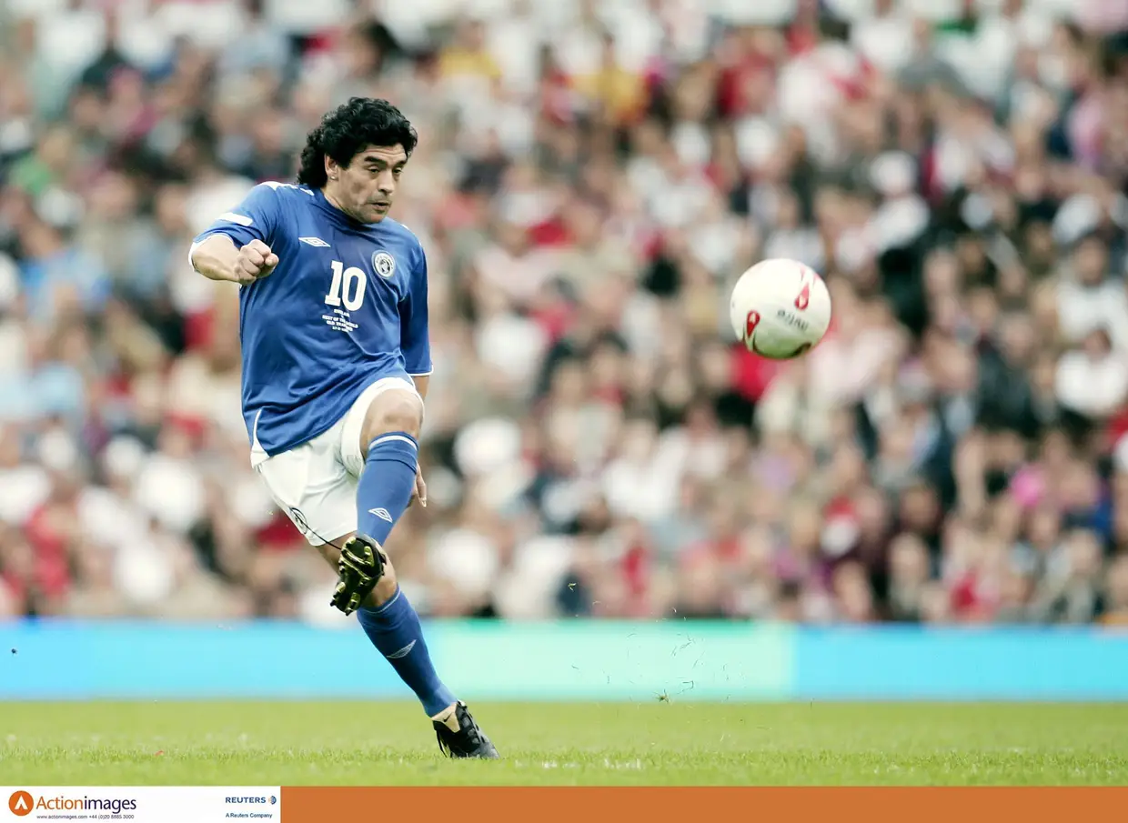 Maradona volta aos relvados para um jogo de beneficência entre Inglaterra e o Resto do Mundo, em 2006.