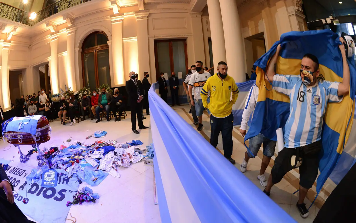 Argentinos despedem-se de Diego Maradona, na residência presidencial da Argentina, em Buenos Aires.