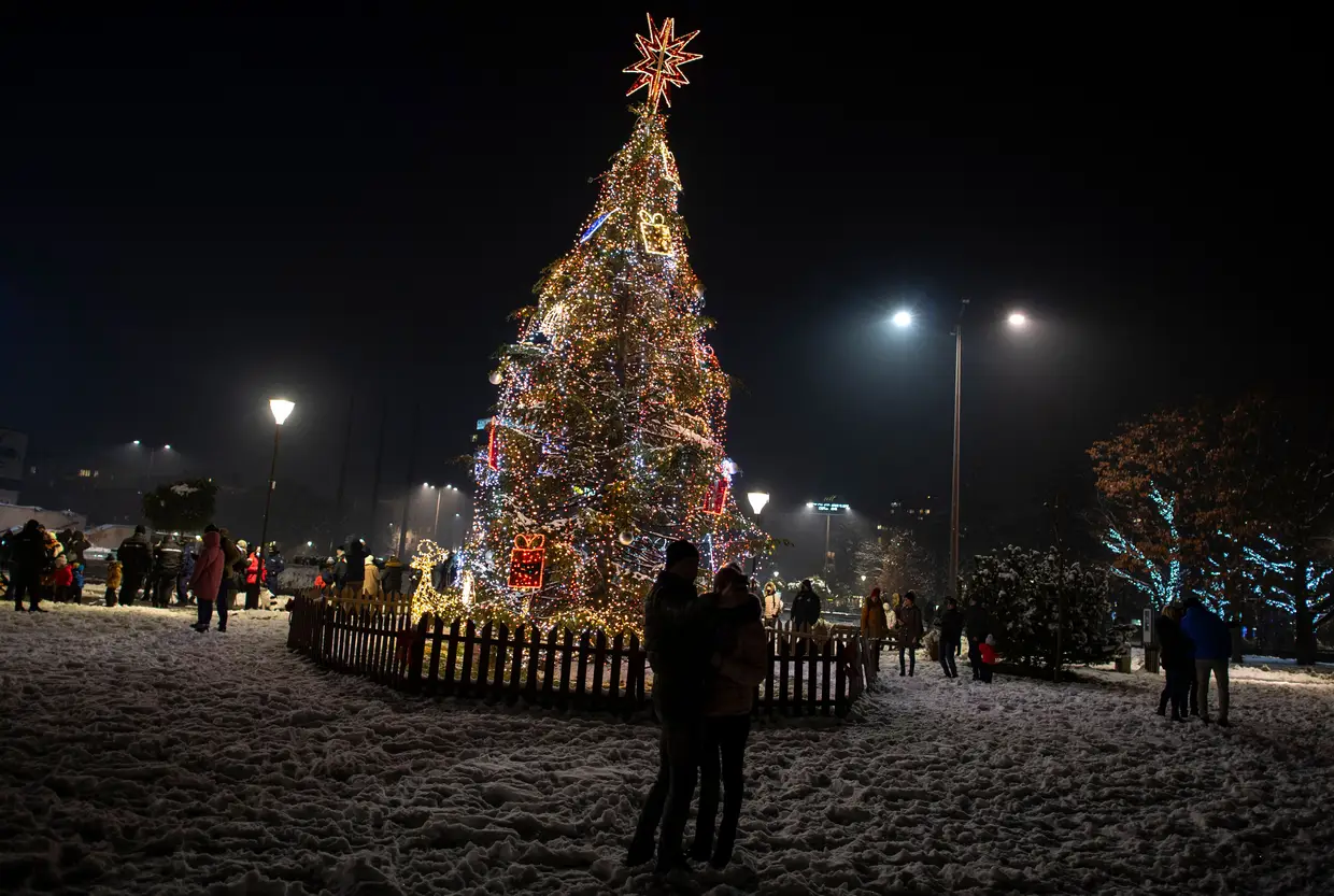 Foram ligadas as luzes da árvore de Natal no centro de Sofia, Bulgária