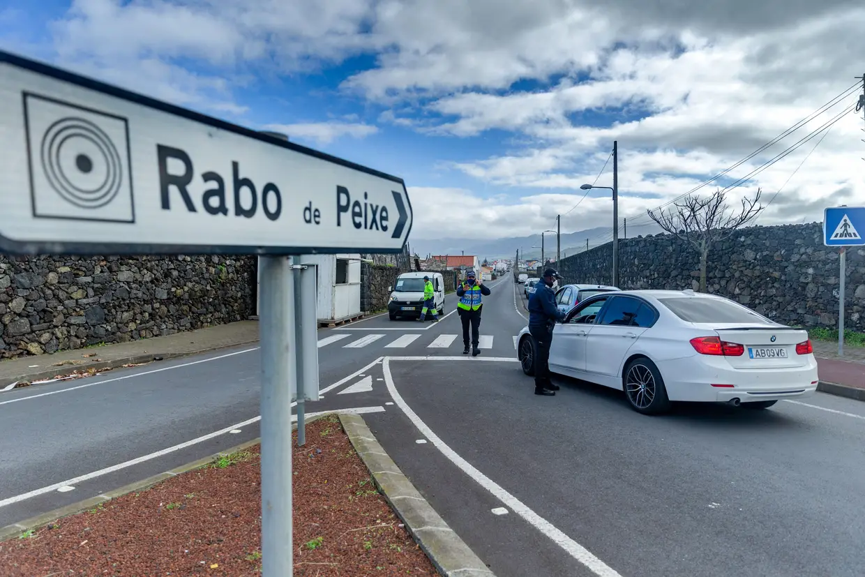 Com cerca de 10 mil habitantes, a vila piscatória de Rabo de Peixe, em São Miguel, nos Açores, é o único território do país que se encontra atualmente sob cerca sanitária no âmbito da pandemia da covid-19.