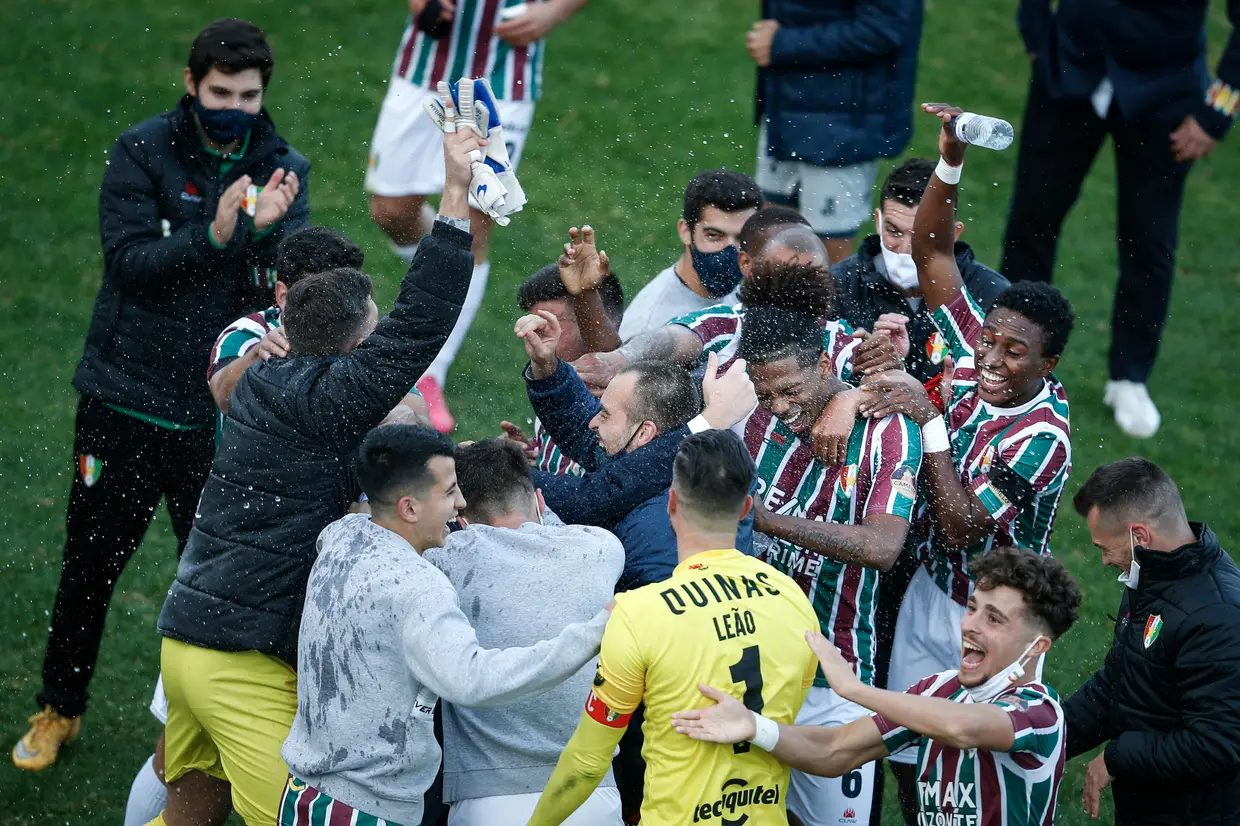 Os jogadores do Estrela da Amadora festejam após vencerem o Farense no final do jogo de futebol da 3ª eliminatória da Taça de Portugal realizado no Estádio José Gomes, Amadora.
