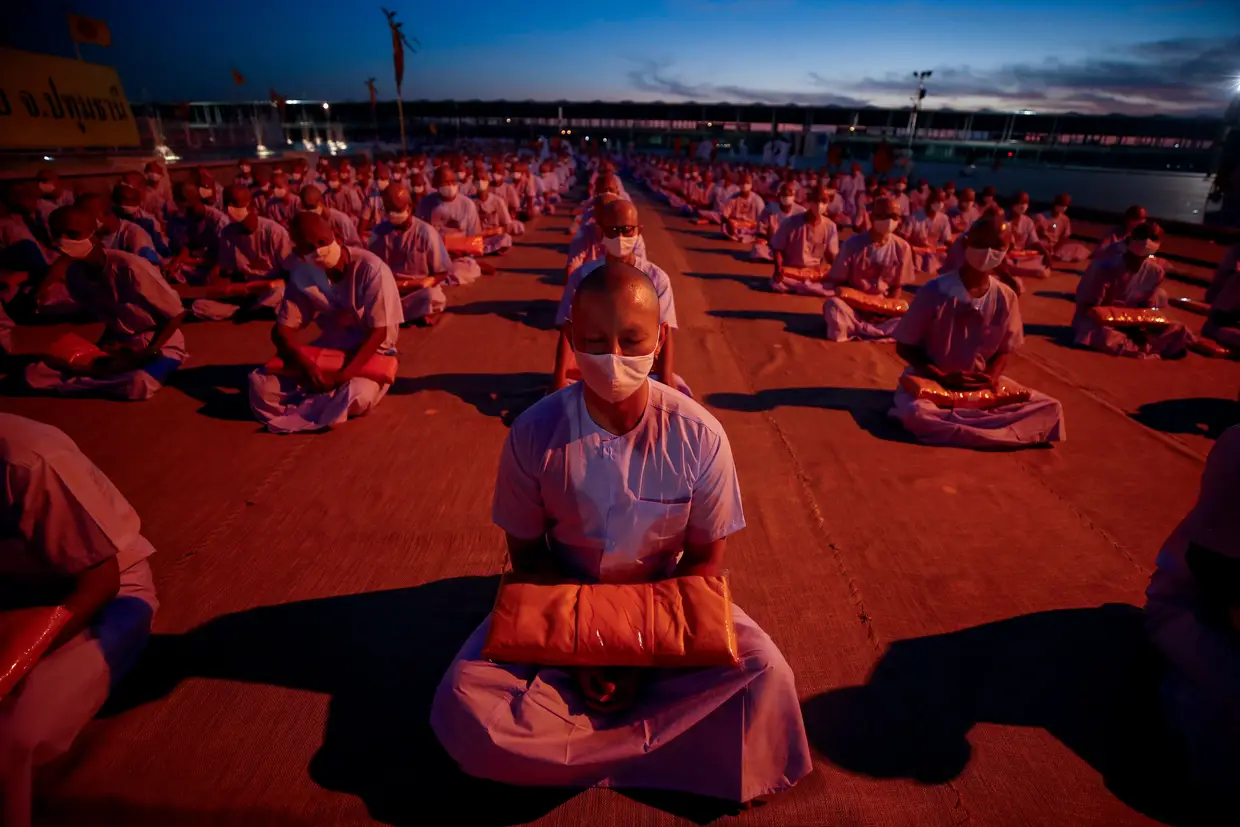 Budistas durante uma cerimónia de ordenação no templo Wat Phra Dhammakaya, perto de Banguecoque, na Tailândia.