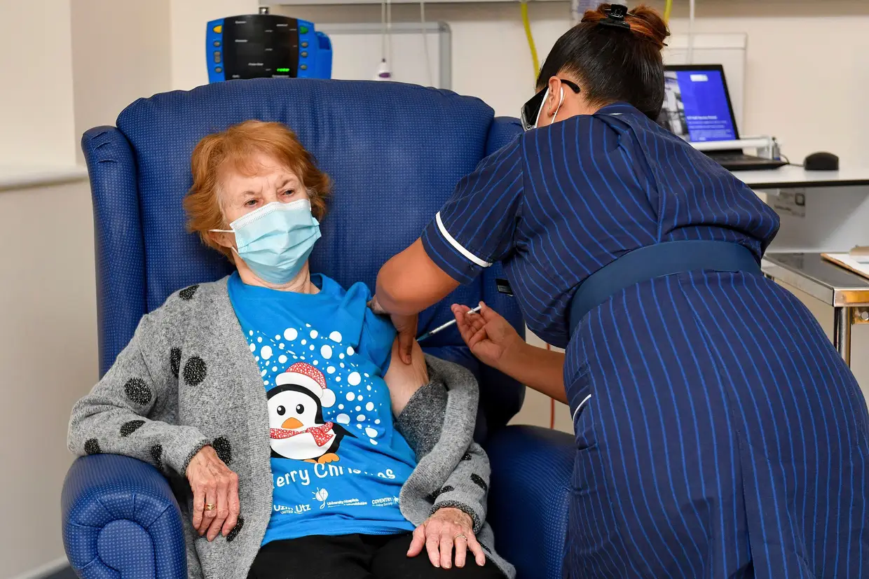 Margaret Keenan, de 90 anos, da Irlanda do Norte, foi a primeira pessoa no mundo a receber a vacina da Pfizer/BioNTech para a covid-19 fora de um ensaio clínico, marcando o início da campanha de vacinação no Reino Unido.