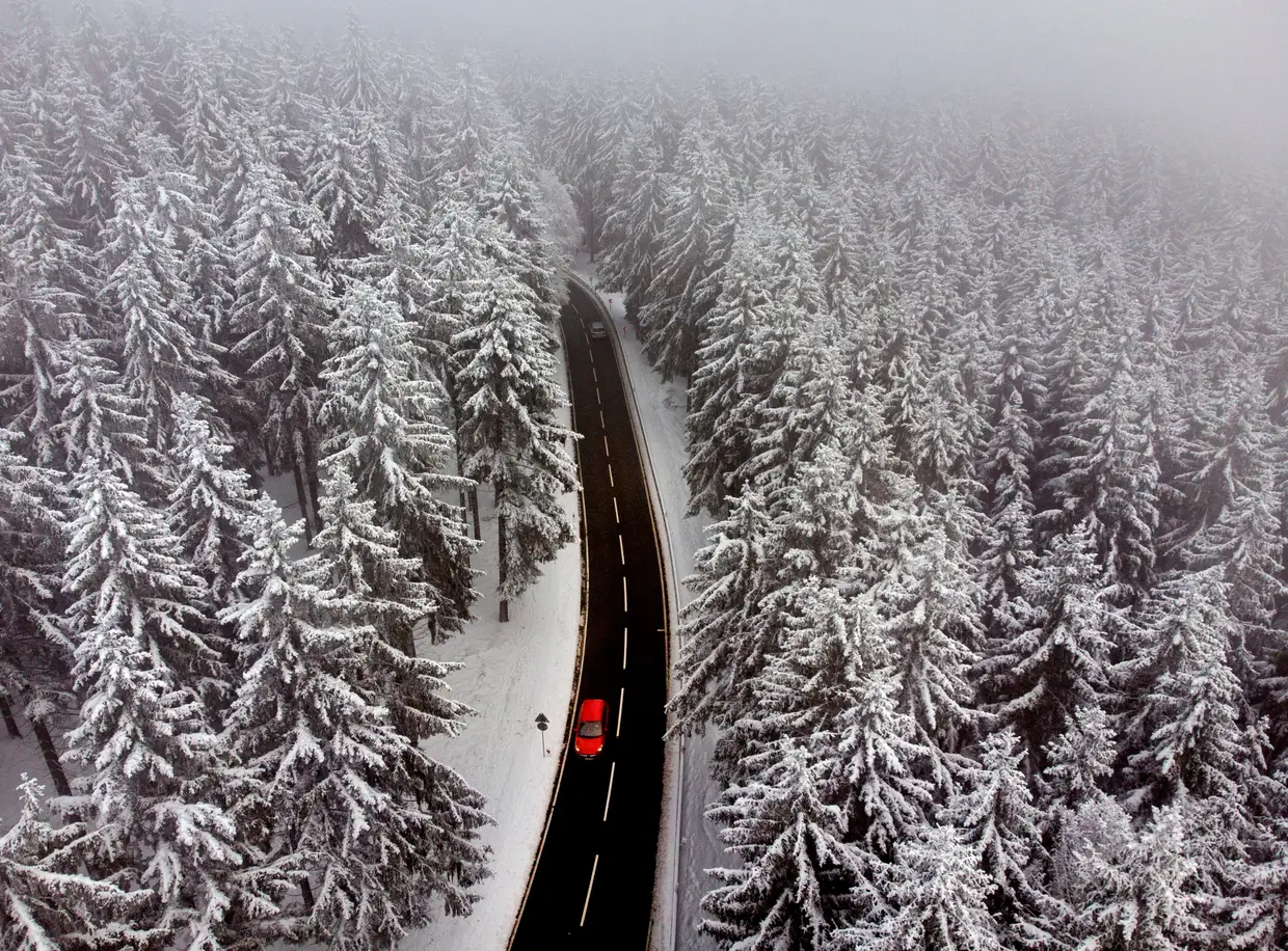 Um condutor entre árvores cobertas de neve em Frankfurt, na Alemanha.