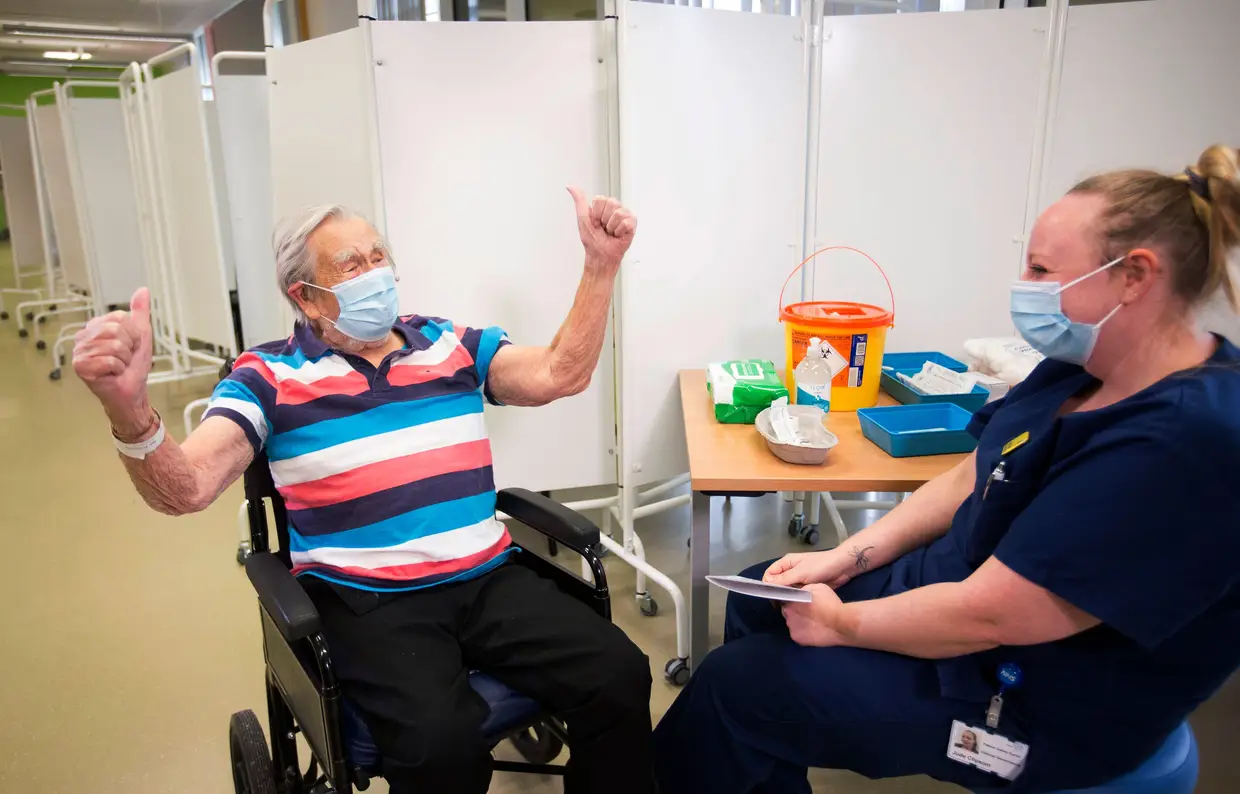 Henry (Jack) Vokes, de 98 anos, acabou de tomar a vacina contra a covid-19 no Hospital Southmead em Bristol.