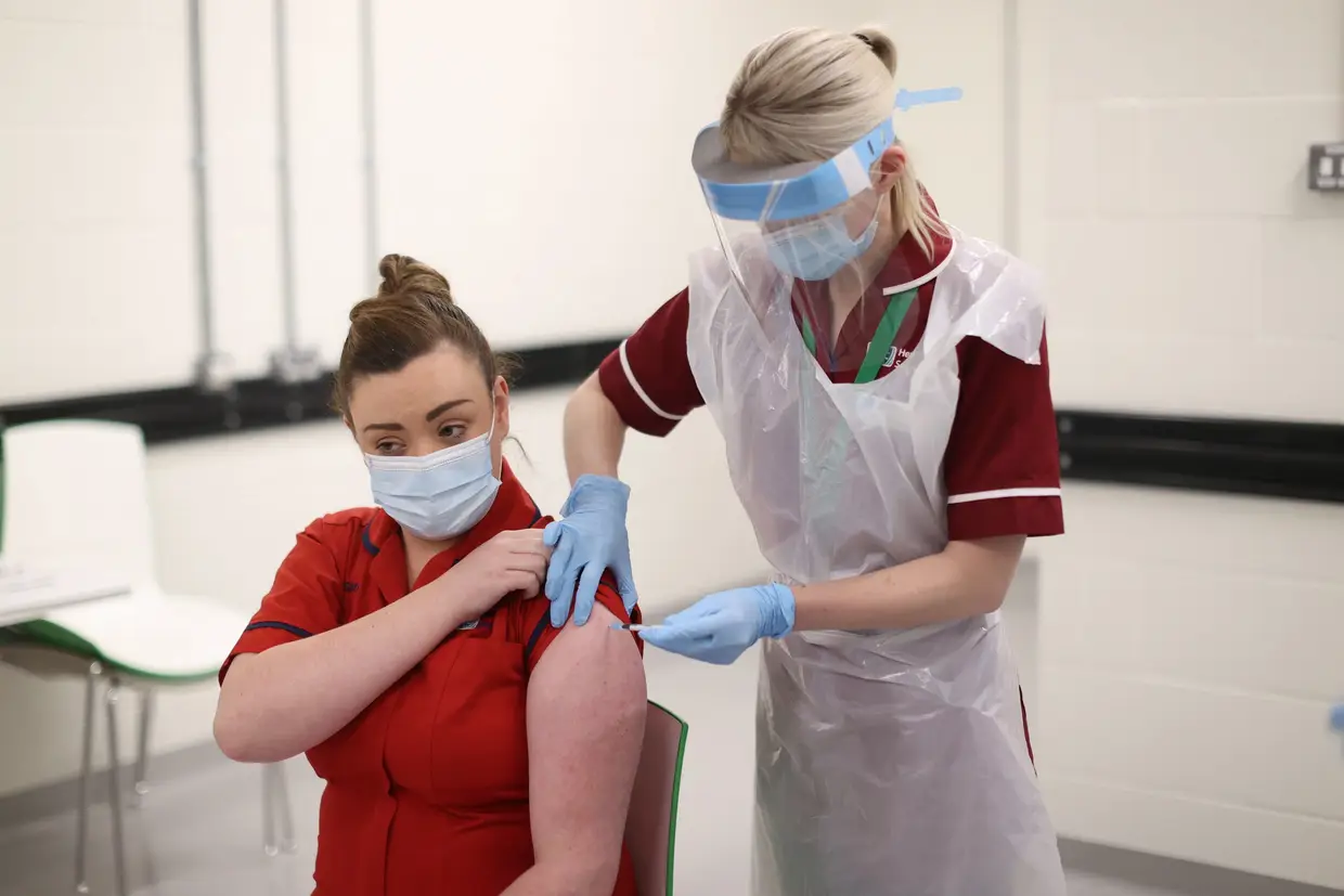 Irmã Joanna Sloan foi a primeira pessoa na Irlanda do Norte a receber a primeira dose da vacina da Pfizer/BioNTech no Royal Victoria Hospital, em Belfast.