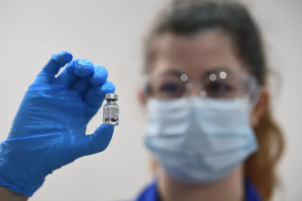 O frasco com a primeira das duas doses da vacina da Pfizer/BioNTech contra a Covid-19.