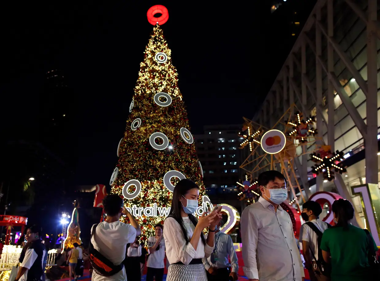 Pessoas passeiam para ver as iluminações de Natal de máscara de forma a evitar a propagação da covid-19 em Banguecoque, na Tailândia.