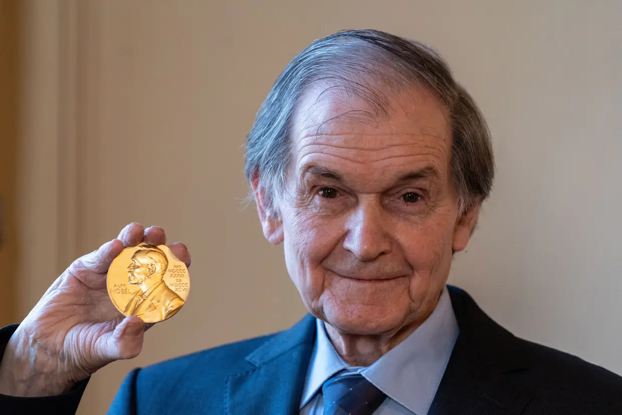 Roger Penrose, Nobel da Física, posa com a medalha que recebeu do embaixador da Suécia no Reino Unido, Torbjorn Sohlstrom, na residência do embaixador em Londres.