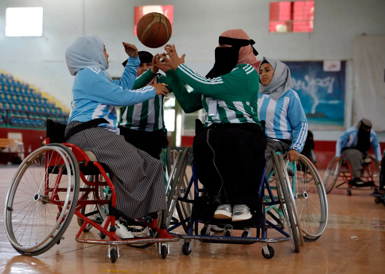 Basquetebolistas participam no torneio feminino de basquete em cadeira de rodas em Sanaa, no Iémen.