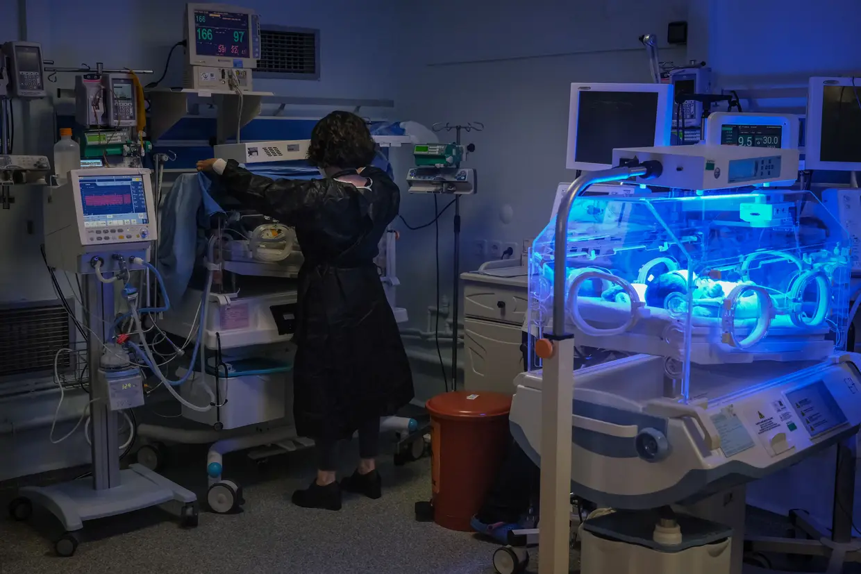 Uma enfermeira a tratar um recém-nascido prematuro na Unidade de Cuidados Intensivos do Hospital Municipal Prof. Dr. Cemil Tascioglu, em Istambul, Turquia.