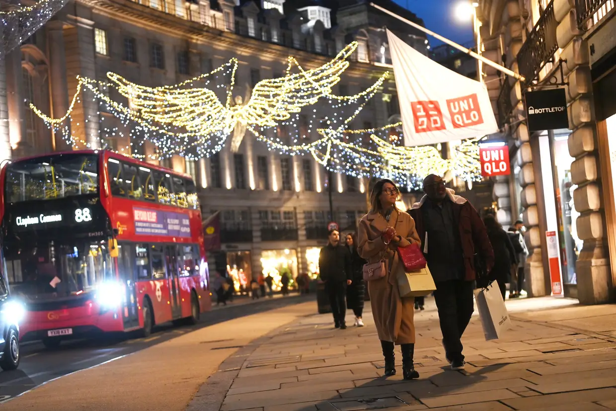 Pessoas a passear pela Regents Street em Londres, no Reino Unido.