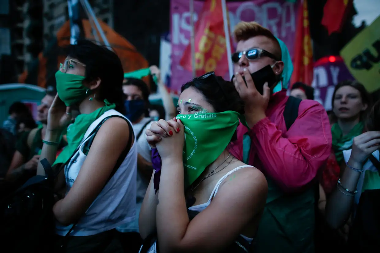 Ativistas pelo direito ao aborto assistem à sessão da Câmara de Deputados de Buenos Aires, na Argentina. A Câmara de Deputados argentina aprovou esta sexta-feira um projeto que legaliza o aborto na maioria dos casos e encaminhou a legislação ao Senado, onde deverá ser votada antes do fim do ano.