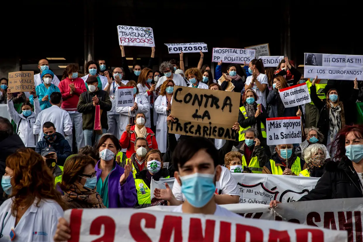 Profissionais de saúde espanhóis protestam contra os planos das autoridades madrilenas de forçar a transferência de para outros hospitais.