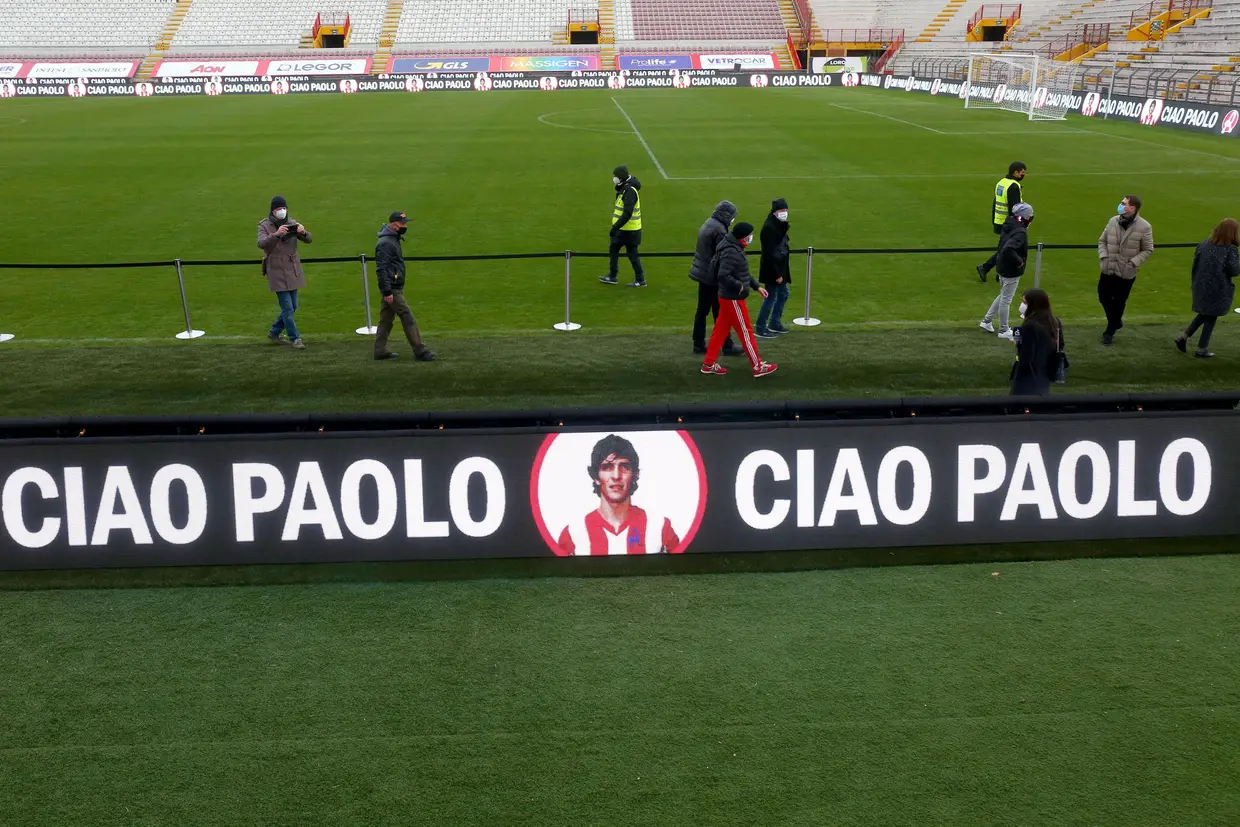 Fila de adeptos que se vai despedir do ex-futebolista italiano Paolo Rossi, estando o seu caixão em exibição pública no estádio Romeo Menti em Vicenza, nordeste da Itália. O ex-futebolista Paolo Rossi, 'herói' da vitória italiana no Mundial de 1982, morreu aos 64 anos, vítima de doença incurável.