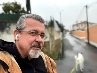 Como não há vento até posso sorrir a passear o cão. (Lourenço Medeiros)