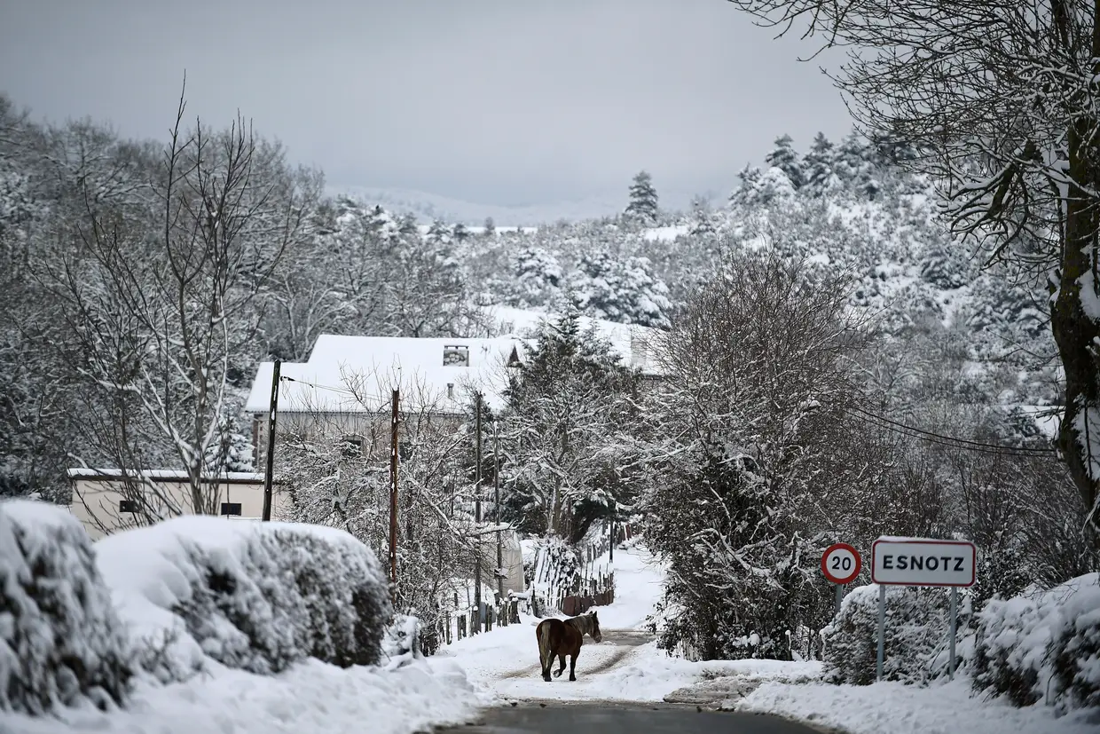 A vila espanhola de Esnotz coberta de neve.