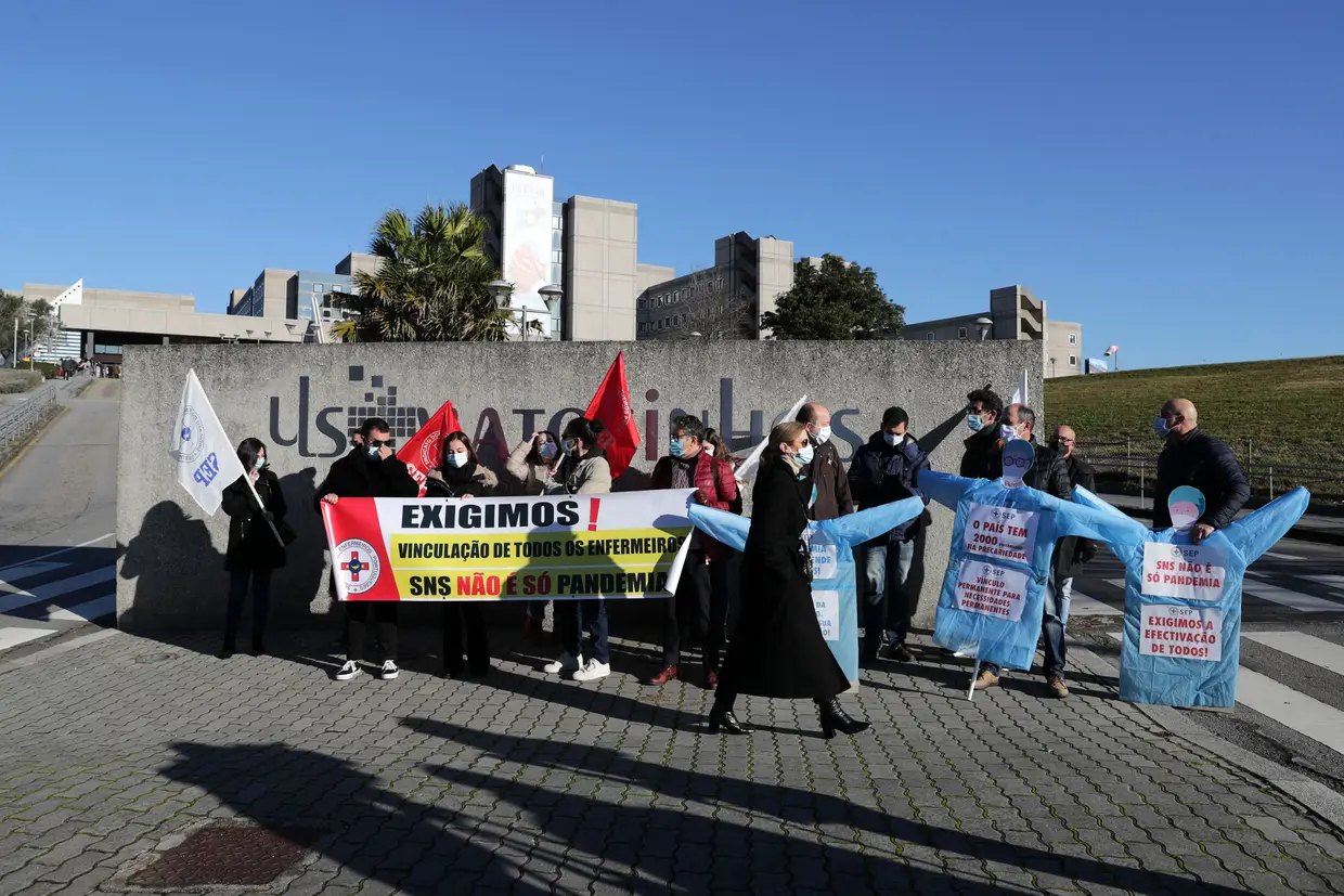 Enfermeiros participam na manifestação contra a ausência de medidas imediatas que permitam a contratação efetiva de todos os enfermeiros com vinculo precário, junto ao Hospital Pedro Hispano, em Matosinhos.