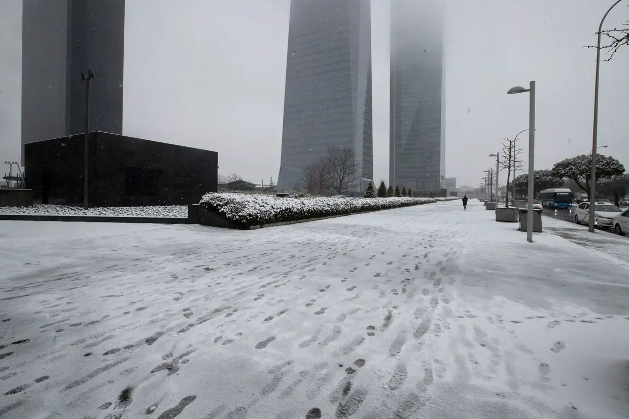 Madrid coberta de neve, uma das consequências da depressão Filomena, que está a afetar Espanha.