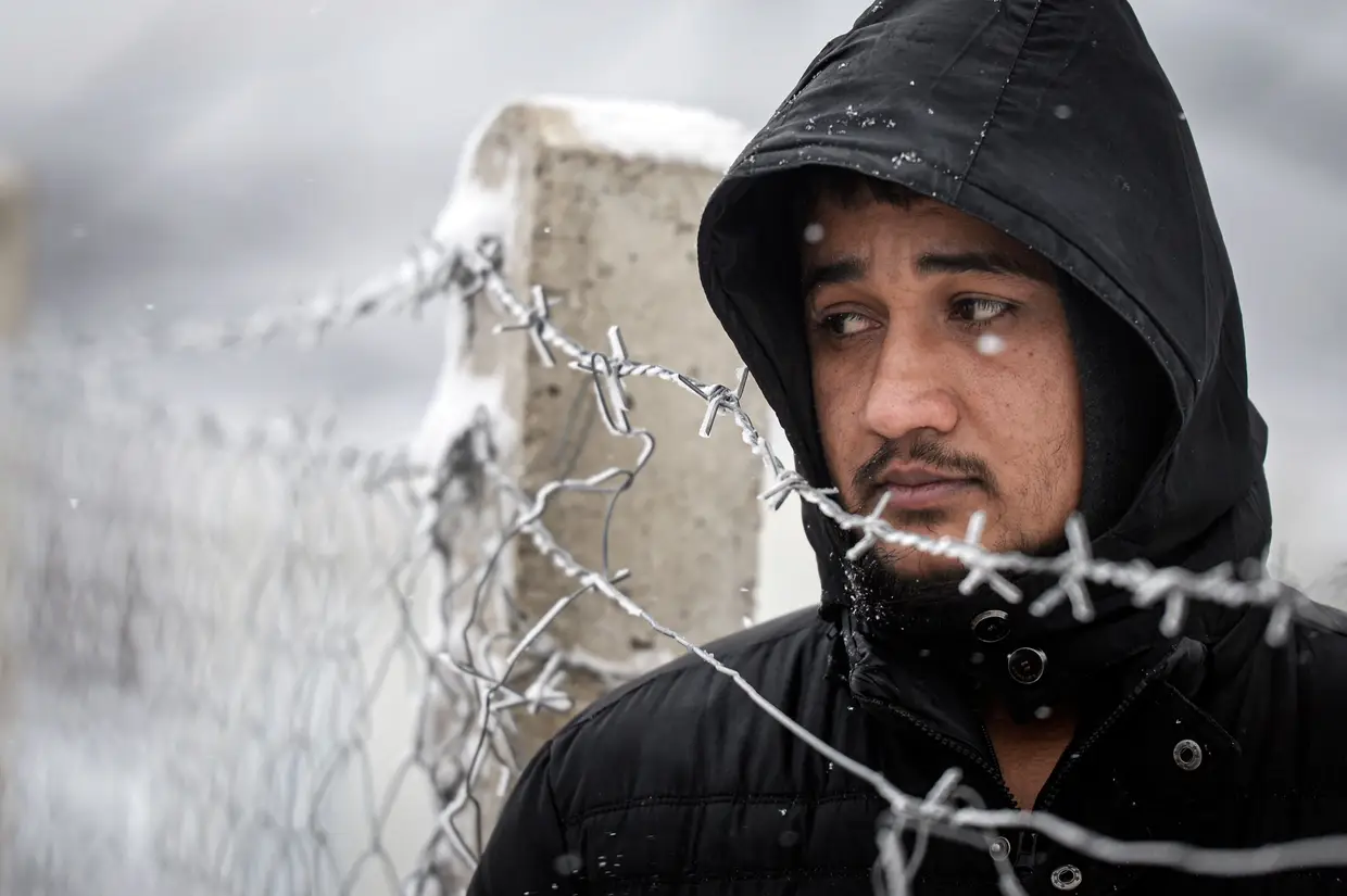 O campo de refugiados de Lipa, na Bósnia, onde cerca de mil migrantes estão a viver em risco devido ao frio e chuva.