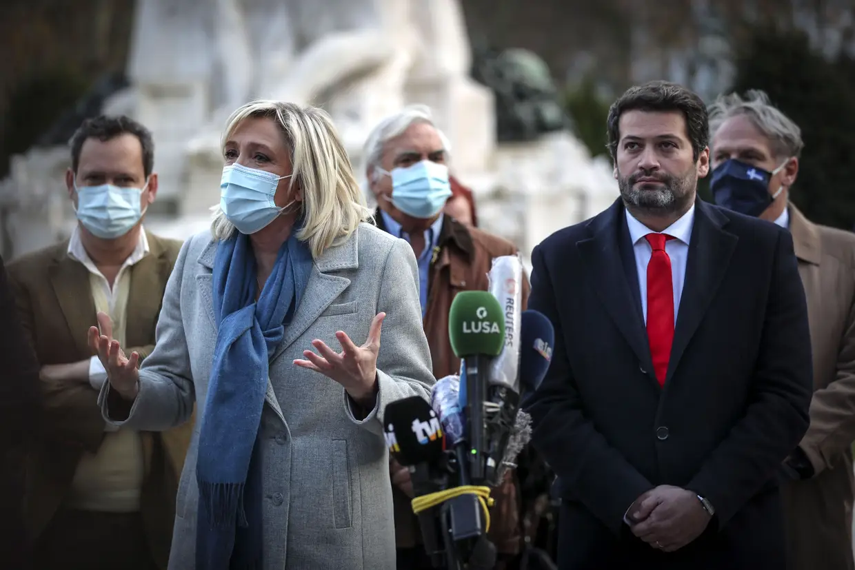 O candidato à presidência André Ventura, do Chega, e Marine Le Pen, líder da extrema-direita francesa, visitam o monumento de homenagem ao mortos na Grande Guerra, em Lisboa. A eurodeputada e líder da União Nacional gaulesa está em Portugal para uma visita de dois dias, apoiando assim a candidatura do deputado único do partido da extrema-direita parlamentar portuguesa.