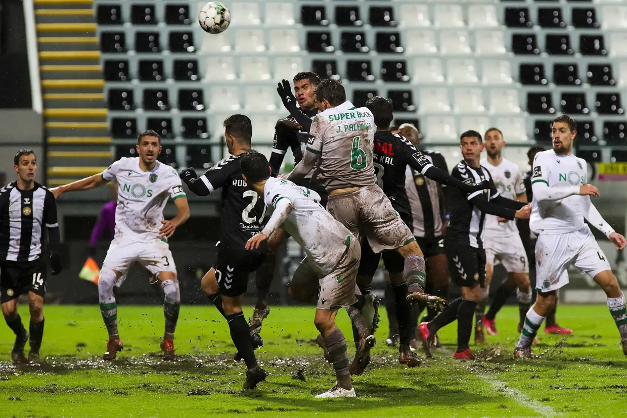O Sporting manteve a invencibilidade na I Liga, ao ganhar em casa do Nacional, por 2-0, na 13.ª jornada. Nuno Santos (43 minutos) e Jovane Cabral (90) deram o quarto triunfo consecutivo aos "leões" no campeonato.