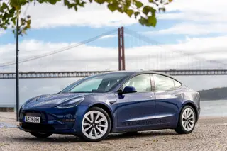 Ao volante dos Peugeot 3008 e 5008, Tesla Model 3 Longe Range e Land Rover Série 2