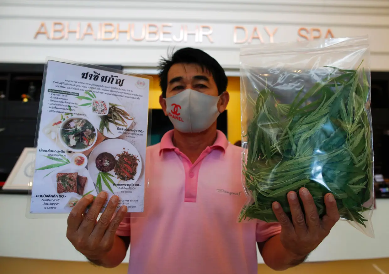 Um pacote de folhas de marijuana "oficiais" e um menu de comida à base de canábis.