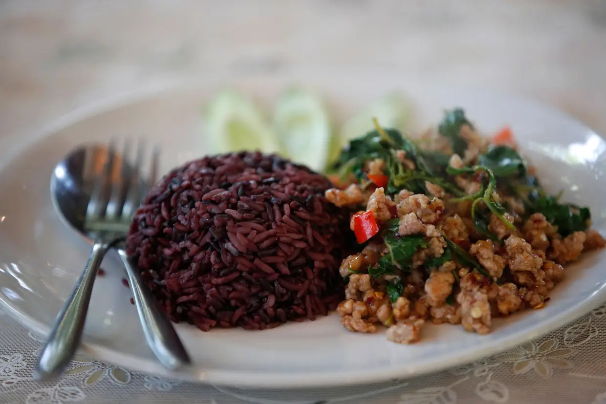 'Happy Kra Pao Rice', arroz com carne de porco frita e manjericão