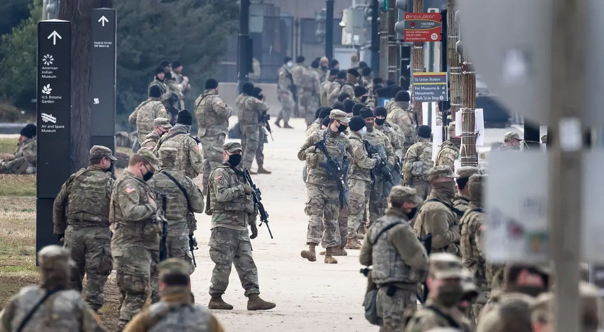 Militares da Guarda Nacional dos Estados Unidos nos arredores do efifício do Capitólio em Washington DC. Os EUA reforçaram para 20.000 o número de militares para a tomada de posse de Joe Biden.