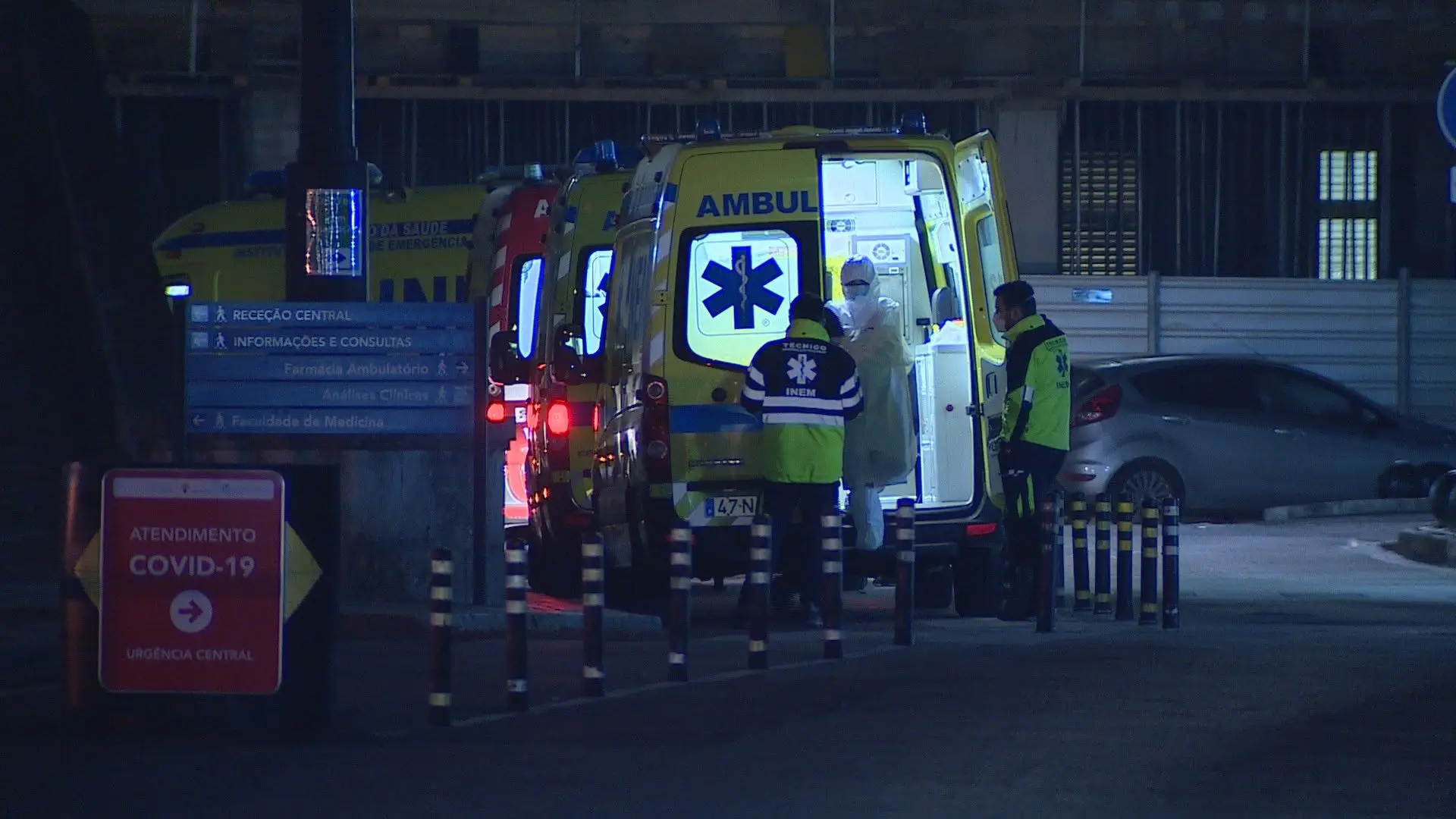 Covid Ambul Ncias Formam Fila Porta Das Urg Ncias Em Lisboa E