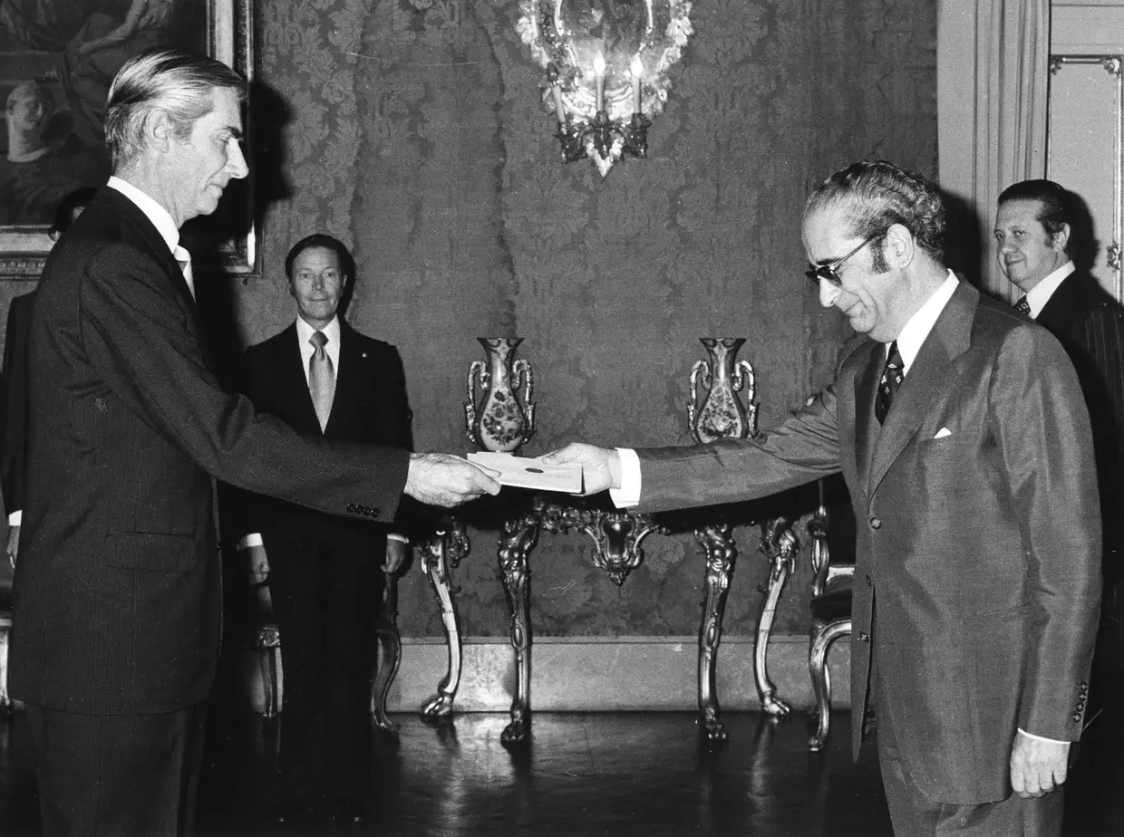 O Presidente Costa Gomes, acompanhado pelo Ministro dos Negócios Estrangeiros Mário Soares, no Palácio de Belém durante uma cerimónia de entrega de cartas credenciais (1974)