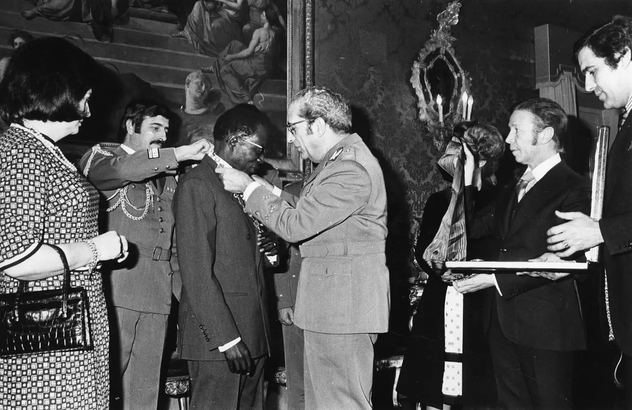 O Presidente Costa Gomes durante a cerimónia de condecoração do homólogo senegalês Leopold Senghor (1975)