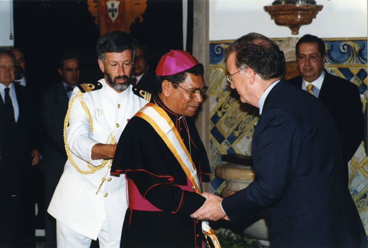 O Presidente Jorge Sampaio agraciando o bispo D. Ximenes Belo na Sala das Bicas do Palácio de Belém (1998)