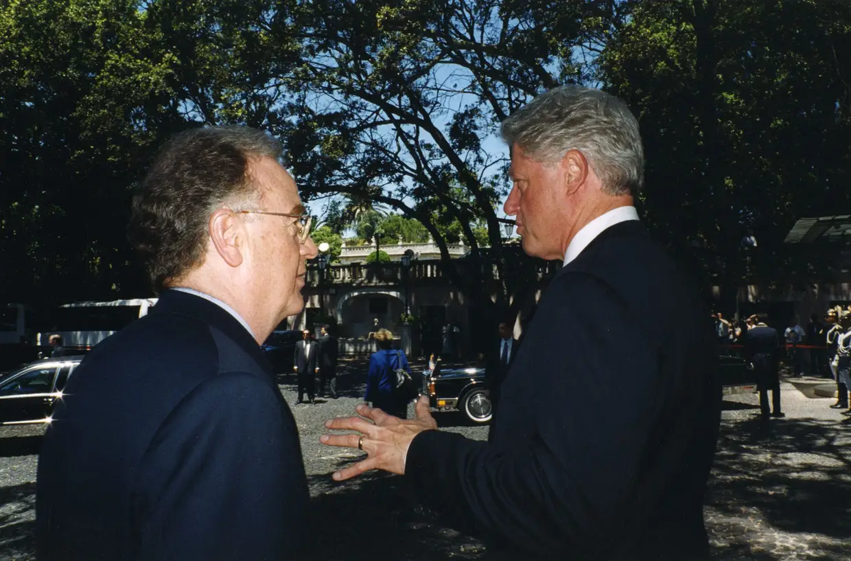 O Presidente Jorge Sampaio acompanhado pelo homólogo norte-americano Bill Clinton no Pátio dos Bichos do Palácio de Belém (2000)