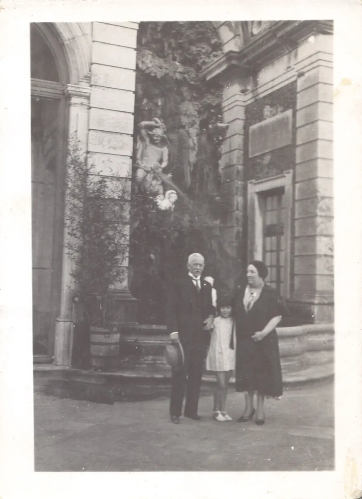 O Presidente Óscar Carmona com a mulher e uma neta no Jardim da Cascata do Palácio de Belém (1945)