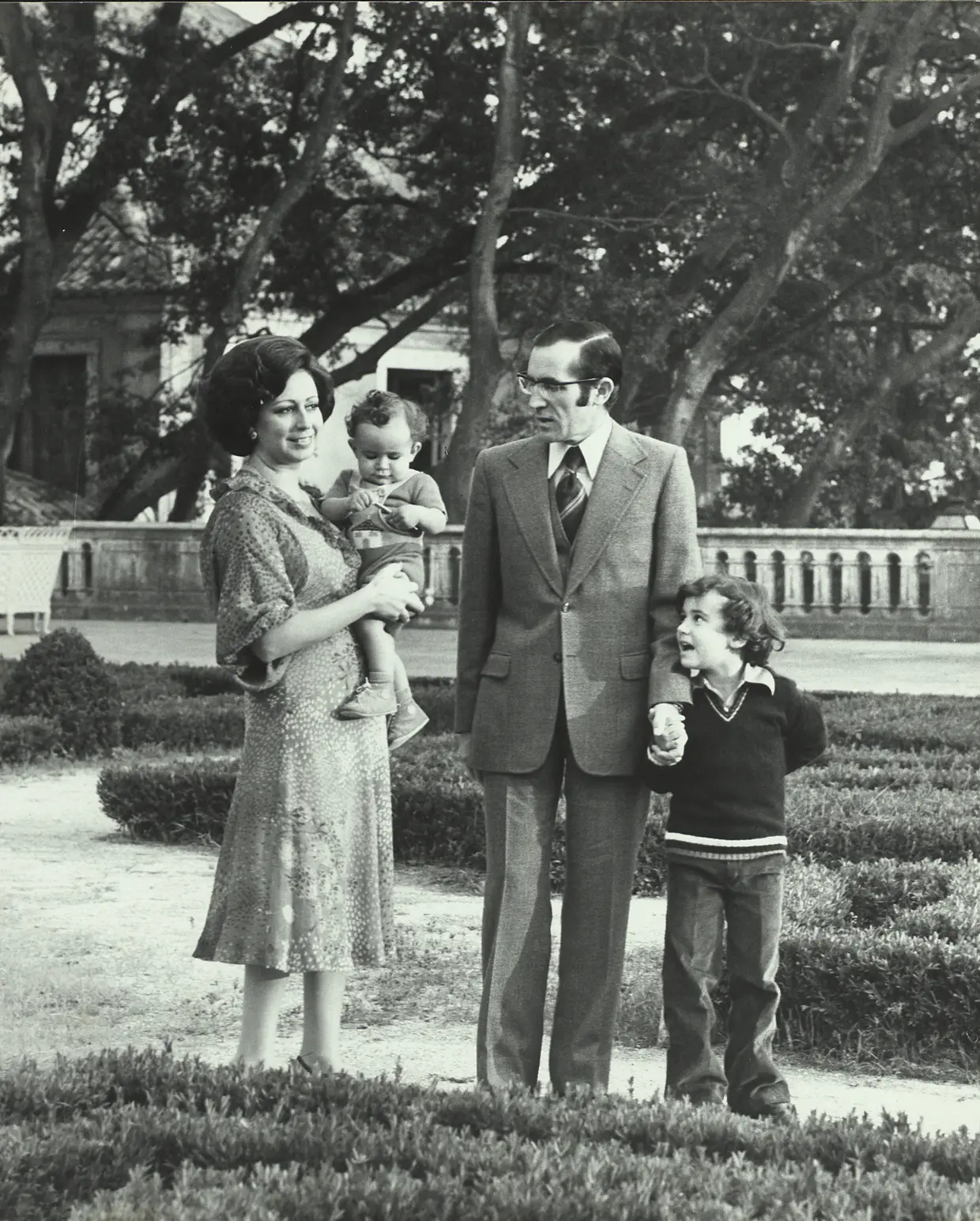 O Presidente Ramalho Eanes com a mulher e os seus filhos passeando nos jardins do Palácio de Belém (1979)