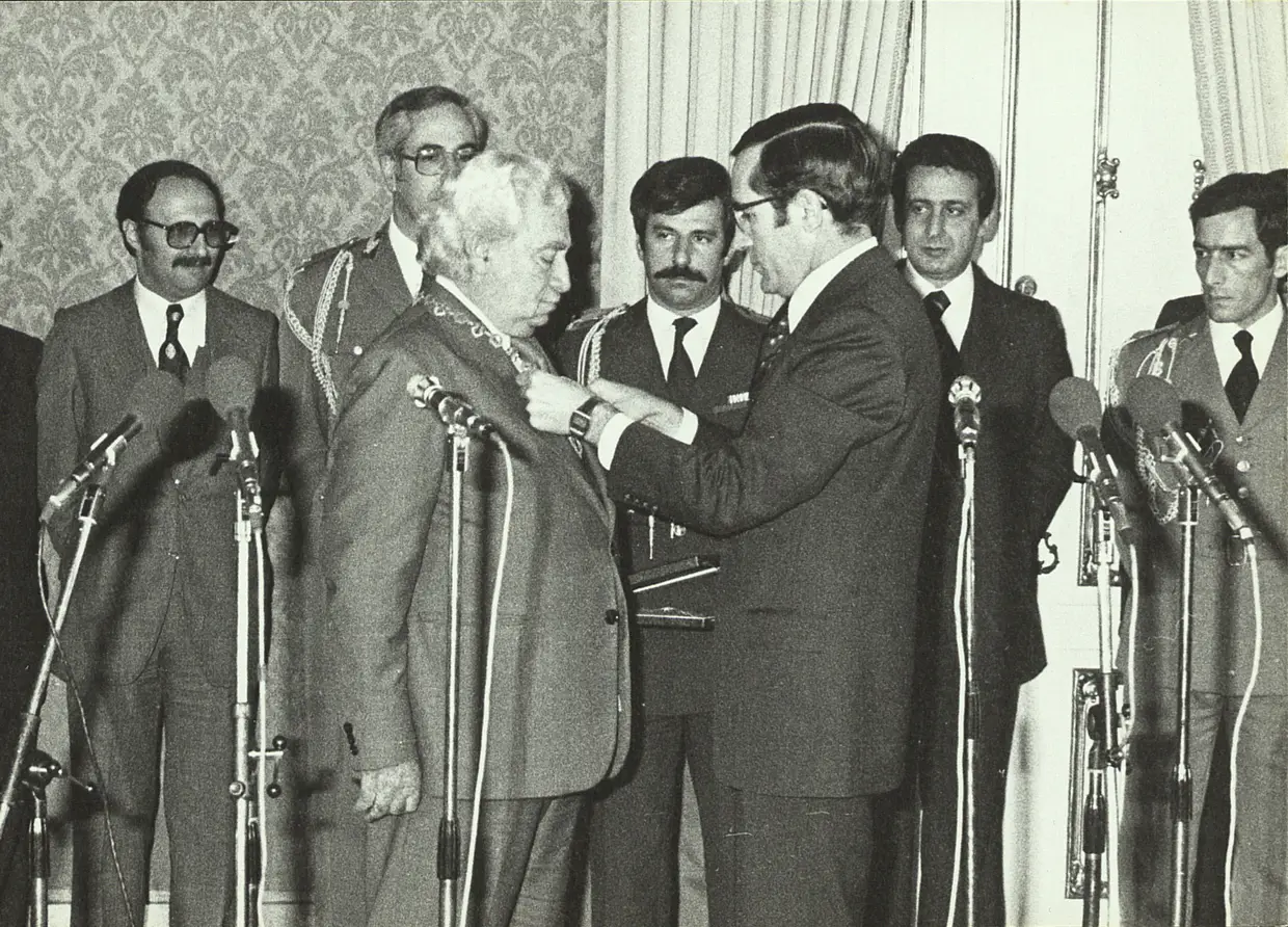 O Presidente Ramalho Eanes condecorando o escritor brasileiro Jorge Amado no Palácio de Belém (1980)