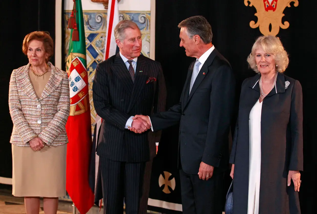 Presidente Cavaco Silva aperta a mão ao príncipe Carlos que visita o Palácio de Belém acompanhado por Camilla, duquesa de Cornwall (2011)
