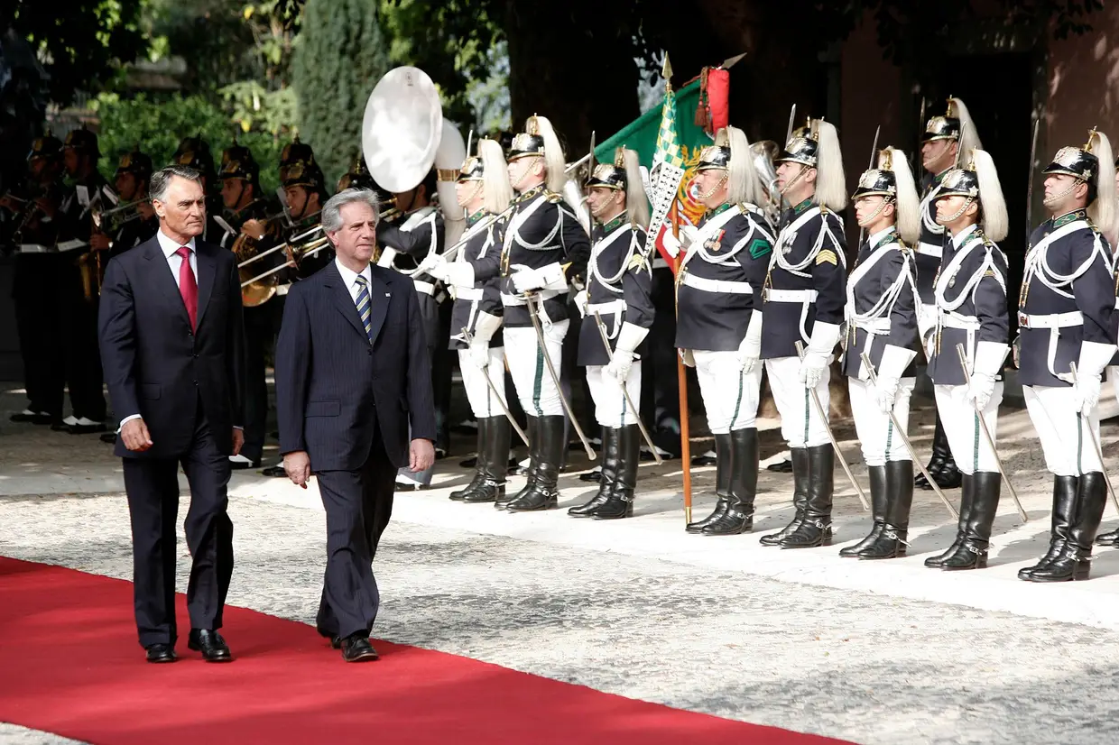 Presidente Cavaco Silva e o presidente uruguaio Tabare Vasquez fazem revista à guarda de honra na cerimónia de boas-vindas no Palácio de Belém (2007)