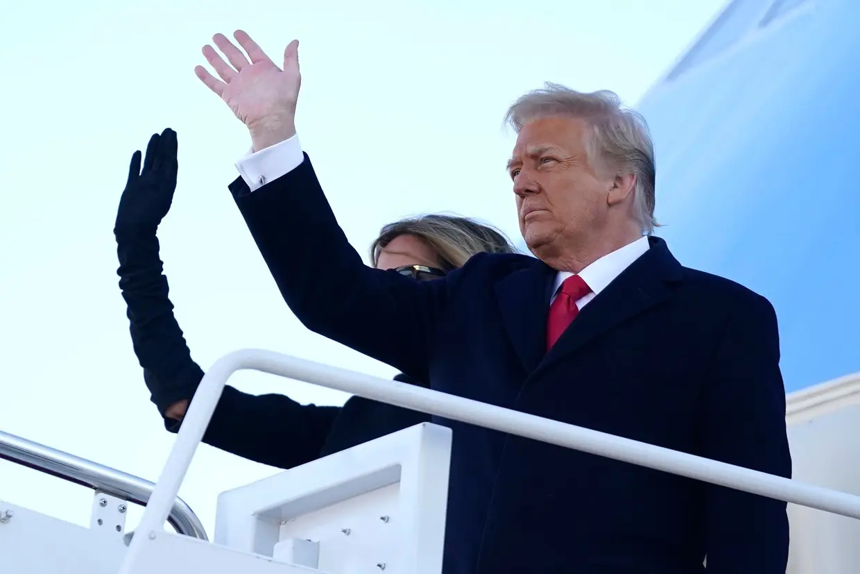 Donald e Melania Trump abandonam a Casa Branca. Sem assumir a derrota, Trump despediu-se com discurso de elogios e autovangloriação.