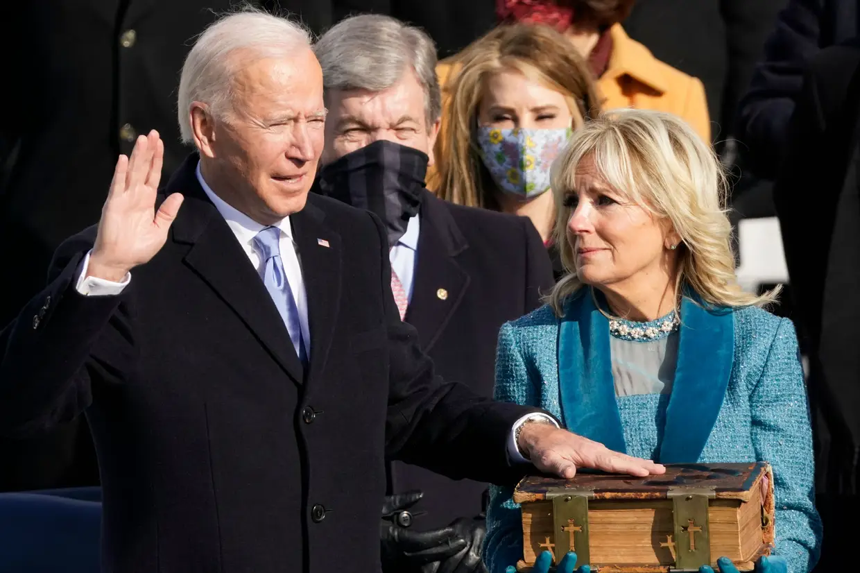 Joe Biden toma posse como 46º Presidente dos Estados Unidos pelo Chefe de Justiça John Roberts, enquanto Jill Biden segura a Bíblia. "Irei preservar, proteger e defender a Consituição", jurou.
