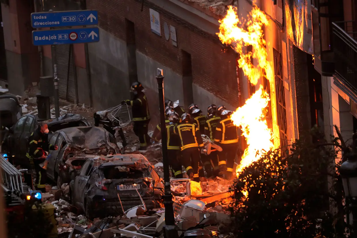 Uma forte explosão, no centro de Madrid, causa pelo menos quatro mortos. Terá sido causada por uma fuga de gás e três andares ficaram destruídos.