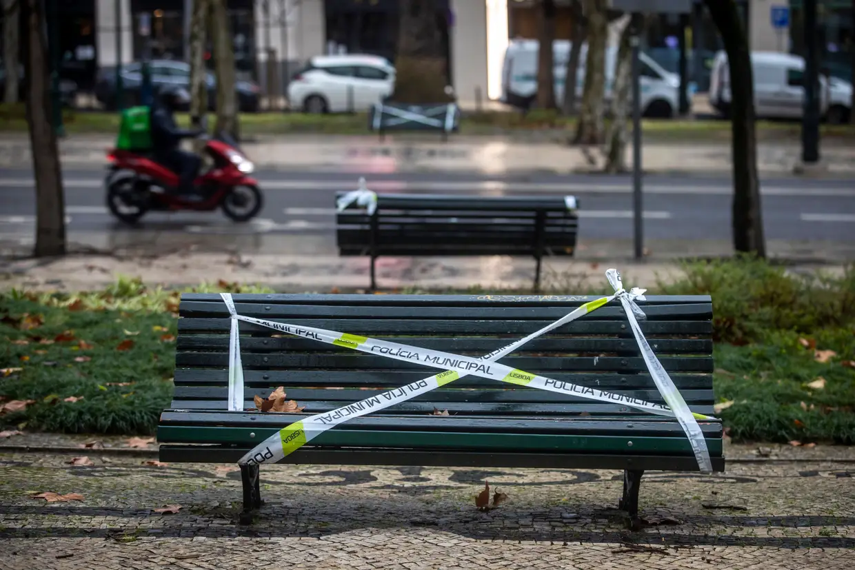 Avenida da Liberdade, em Lisboa. Bancos de jardim com fitas a sinalizar a proibição de utilização. O encerramento dos espaços públicos em que se possa verificar aglomeração de pessoas é uma das novas medidas em vigor desde quarta-feira, decretada pelo Governo para conter a pandemia.
