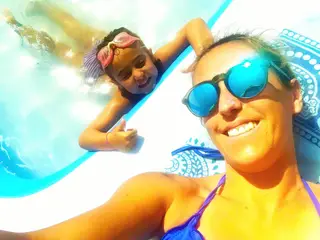 Benedita e Andreia na piscina que colocaram na varanda quando estiveram em isolamento.