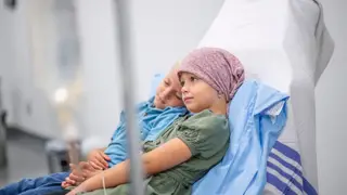 Esta foto é de um banco de imagens (Canva). Não identifica nenhuma criança com cancro.